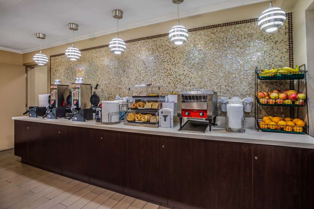 La Quinta Inn & Suites by Wyndham Carlsbad Legoland Area - photo 31