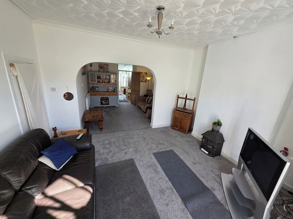6 Guests Free Public Parking 5 Min To Beach 17160709 — Porthcawl