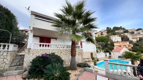 Villa Seaview — 4-Star Luxury Hotel in Santa Susanna, Spain