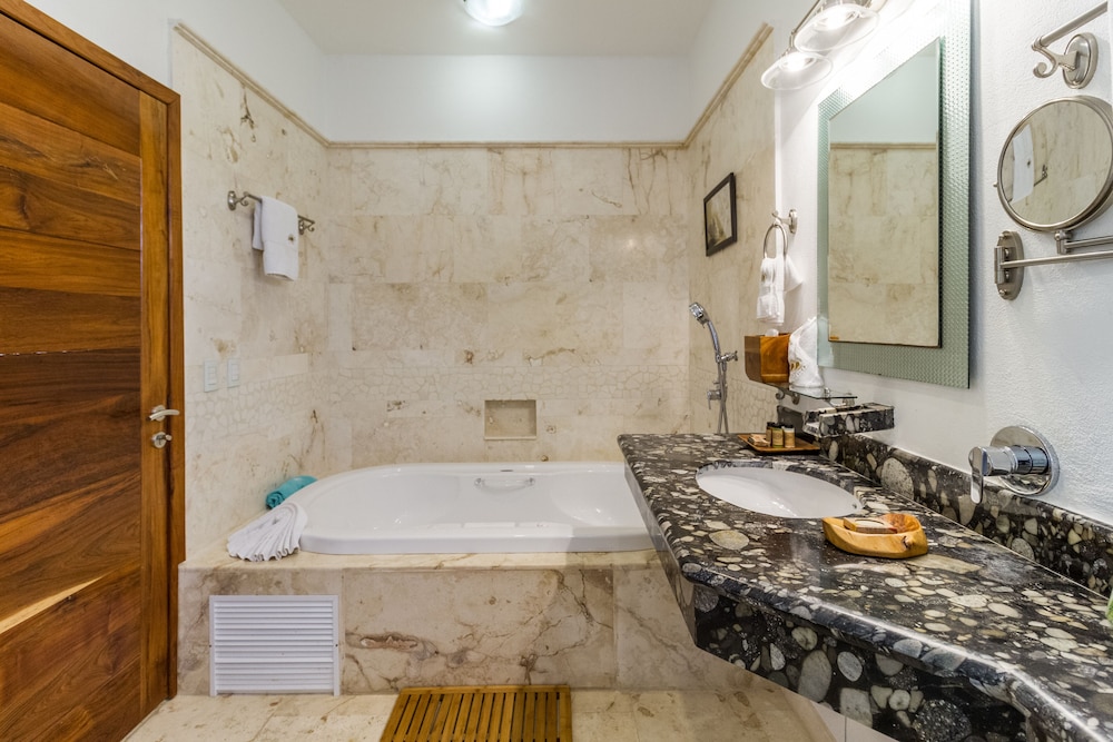 Jetted tub