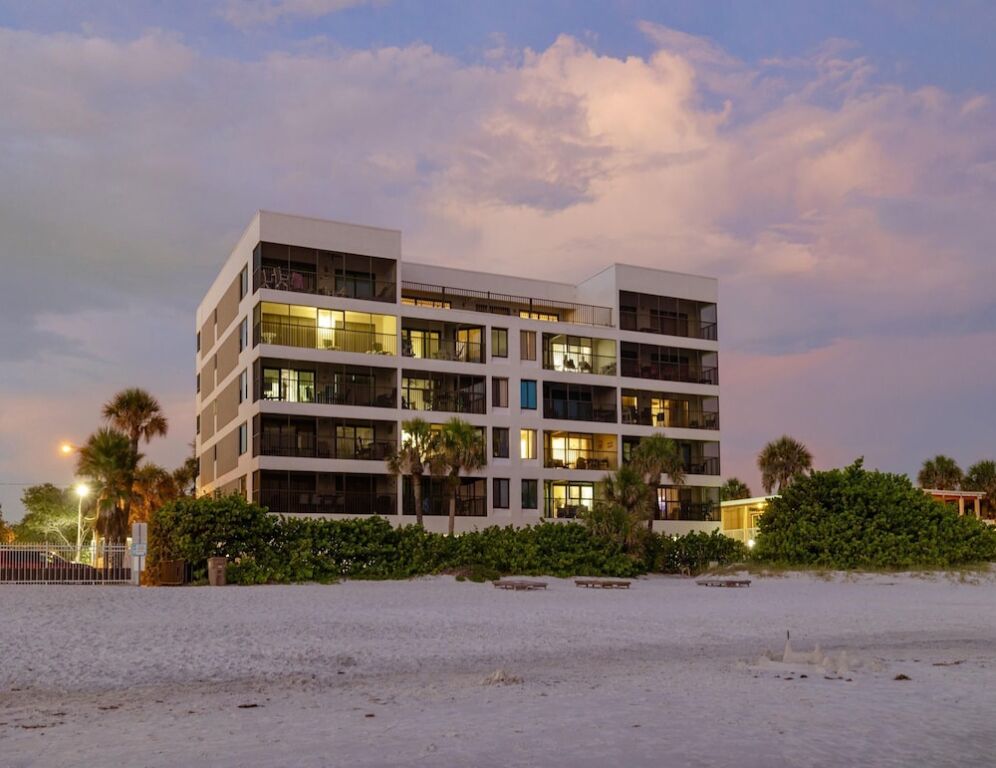 Arie Dam 404 by Ryson Vacation Rentals — 4-Star Luxury Hotel in Madeira Beach, United States