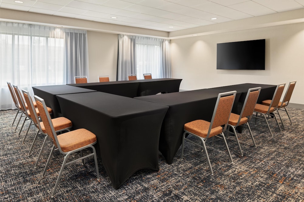 Hampton Inn Minneapolis Roseville - photo 34