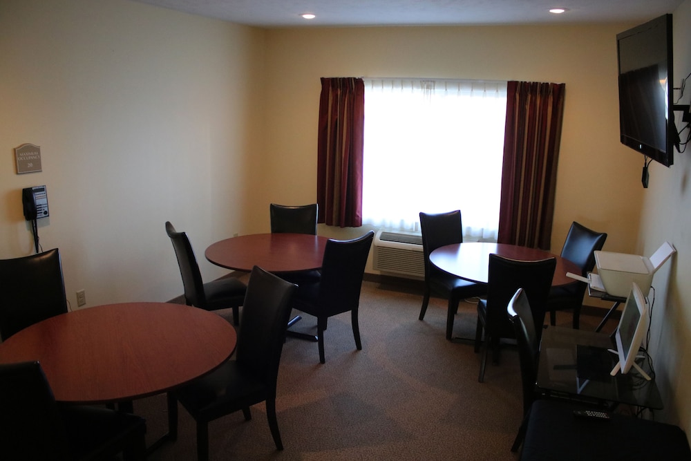 Edgewood Hotel & Suites - photo 39