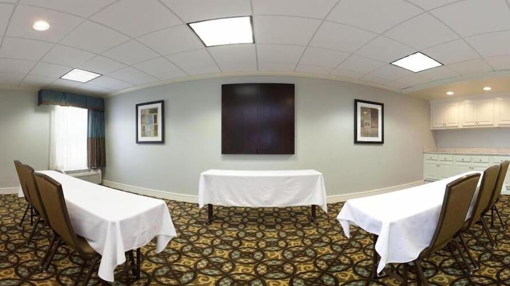Holiday Inn Express Indianapolis Airport by IHG - photo 59