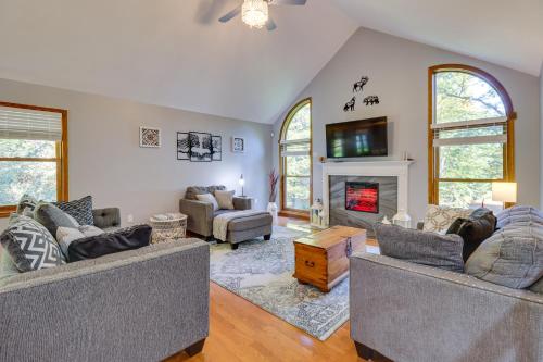 Hot Tub Deck And Game Room Spacious Poconos Escape — Stroudsburg