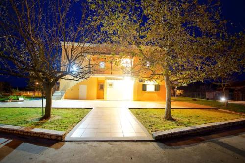 House of Roses — 4-Star Luxury Hotel in Perivoli, Greece