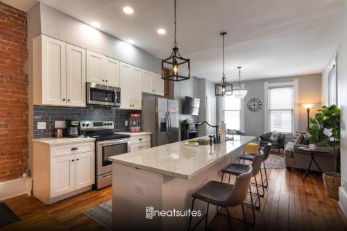Main Street 2BR Walk to Bars Stadiums Downtown — 4-Star Luxury Hotel in Covington, United States