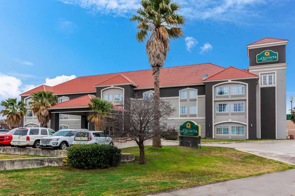 La Quinta Inn & Suites by Wyndham Seguin - photo 4