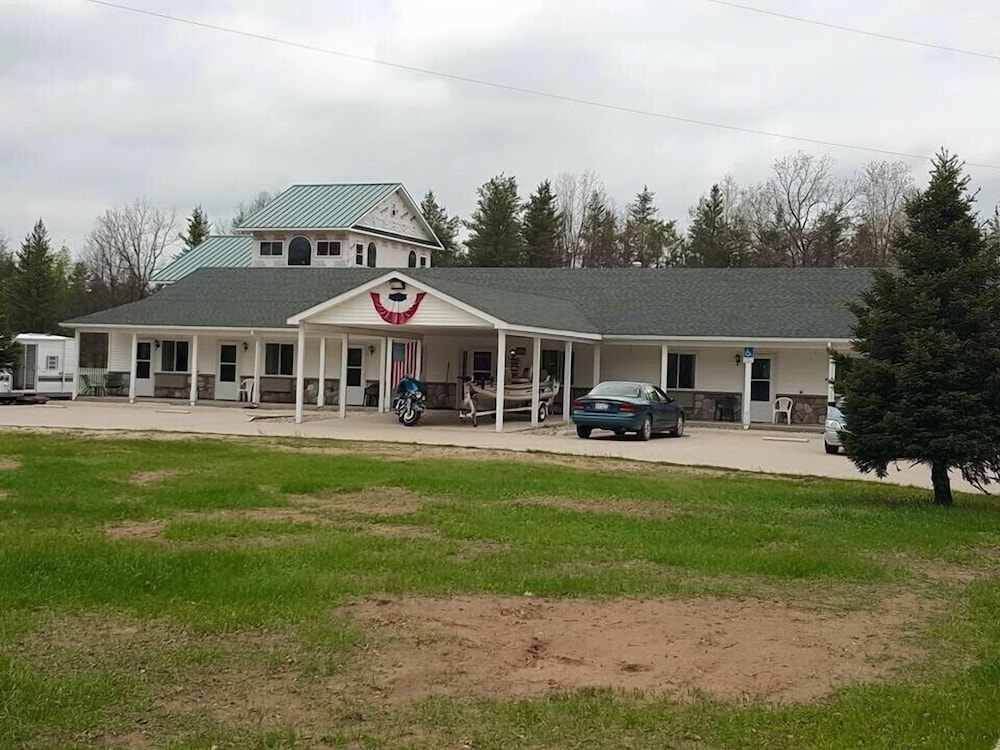 Scully's Manistee Outpost Motel — hotel in Wellston