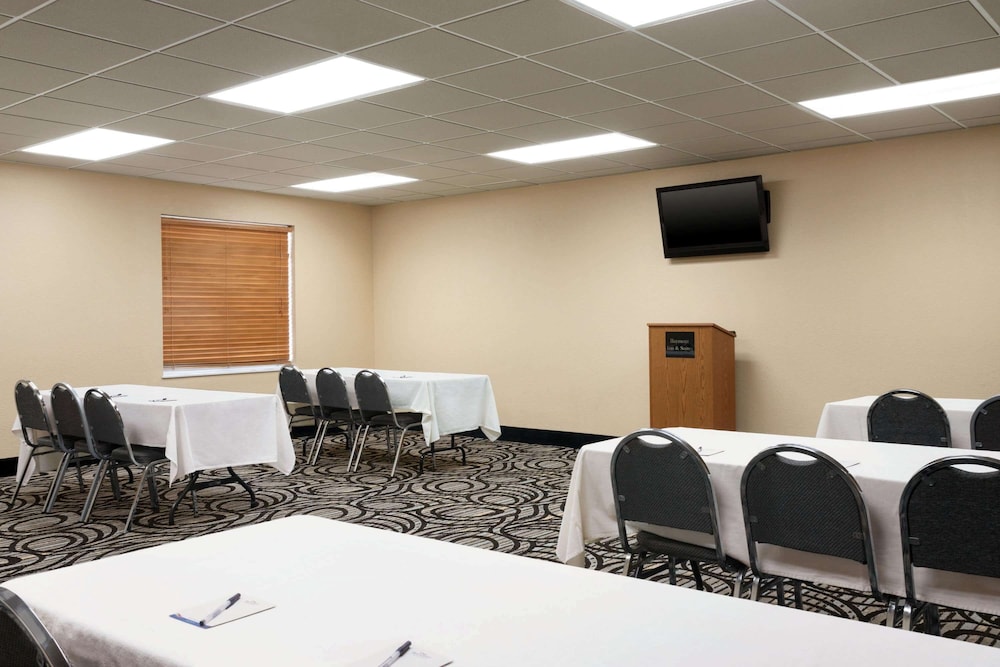 Baymont by Wyndham Elizabethtown - photo 17
