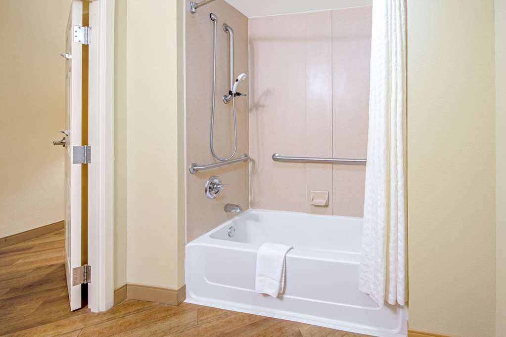 La Quinta Inn & Suites by Wyndham Lawton Fort Sill - photo 14