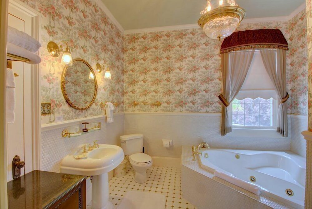 Bybee's Historic Inn - photo 31