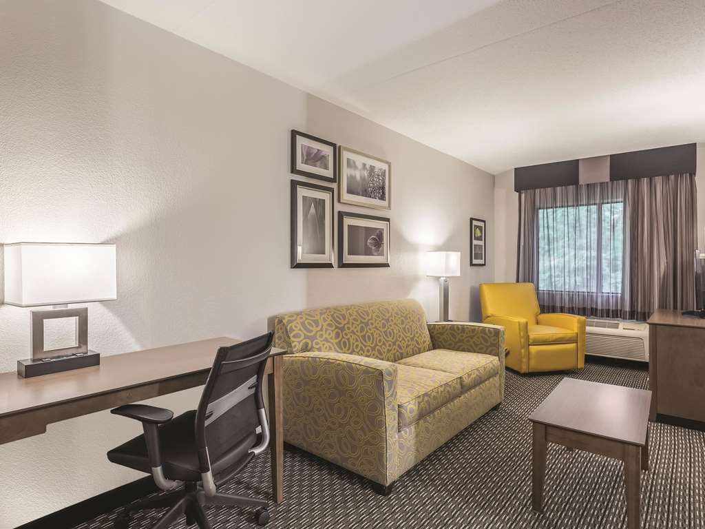 La Quinta Inn & Suites by Wyndham Columbia Fort Meade - photo 21