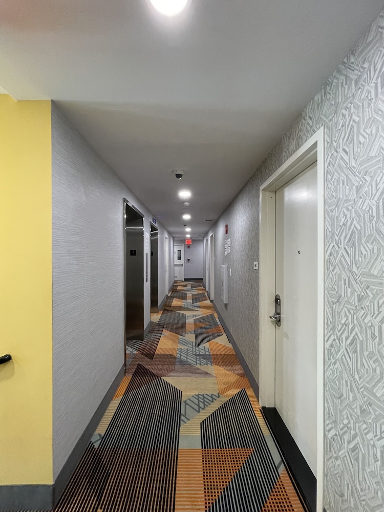 Super 8 by Wyndham Brooklyn Williamsburg - photo 12