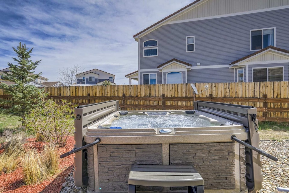 4BR Hot Tub Pool Table Ping Pong Foosball — 4-Star Luxury Hotel in Black Forest, United States