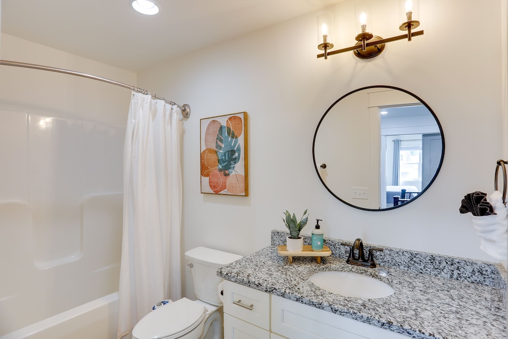 Modern Luxury Retreat: Walk to Tims Ford Lake in Winchester, United States