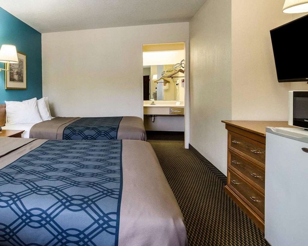 Econo Lodge Lawrence near University - photo 10
