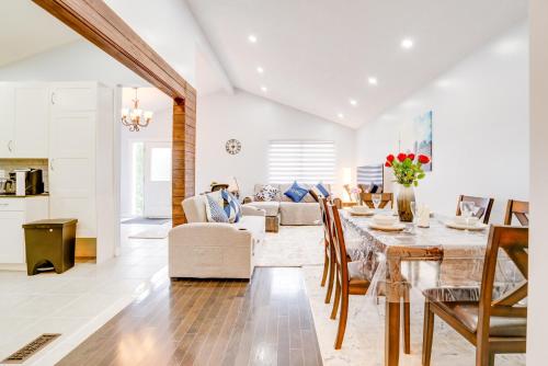 Furnished Family Home near Toronto Great Location Game Room Backyard Parking & Self Checkin — 4-Star Luxury Hotel in Pickering, Canada