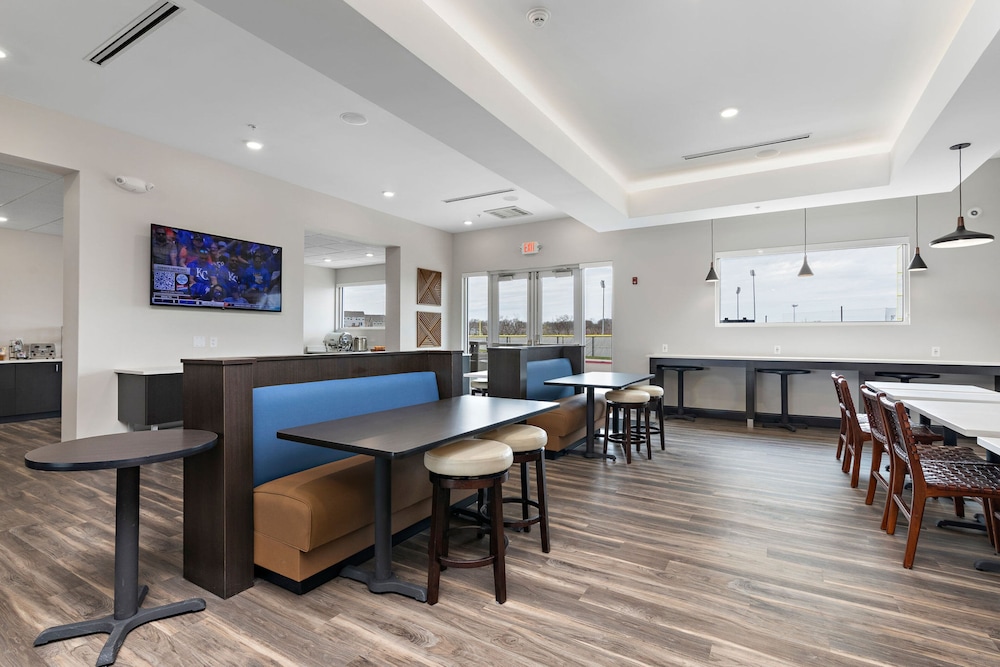 Holiday Inn Exp Parkville - photo 79