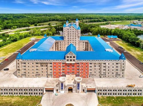 3BR Luxury Suite with Parking at The Grand Castle — 4-Star Luxury Hotel in Grandville, United States