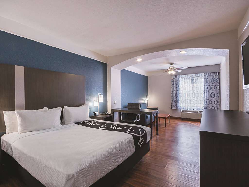 La Quinta Inn & Suites by Wyndham Kingwood Houston IAH Airpt - photo 29