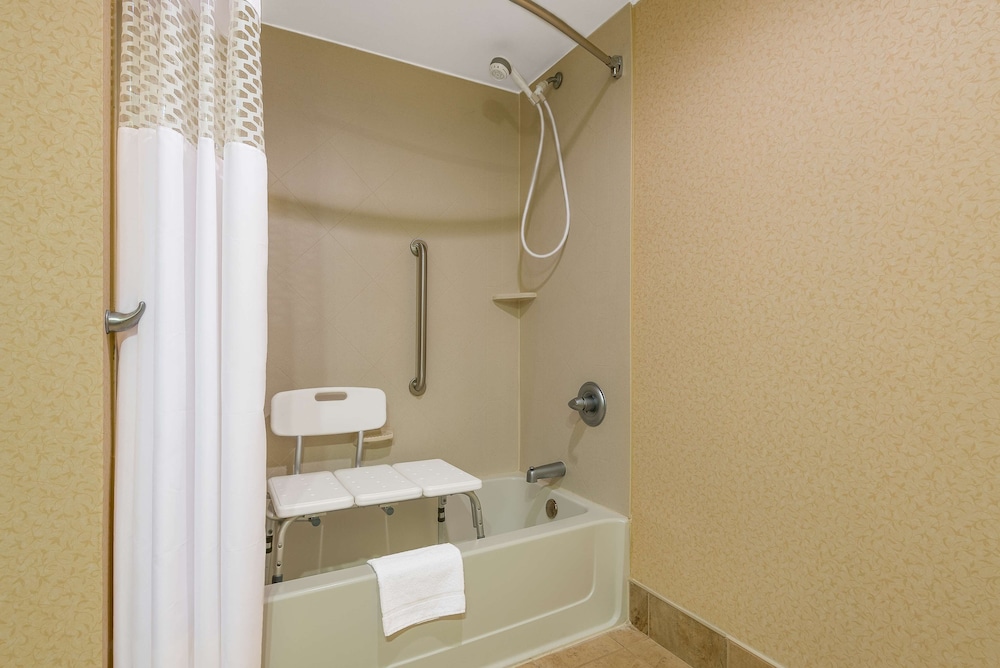 Hampton Inn Parkersburg Mineral Wells - photo 34