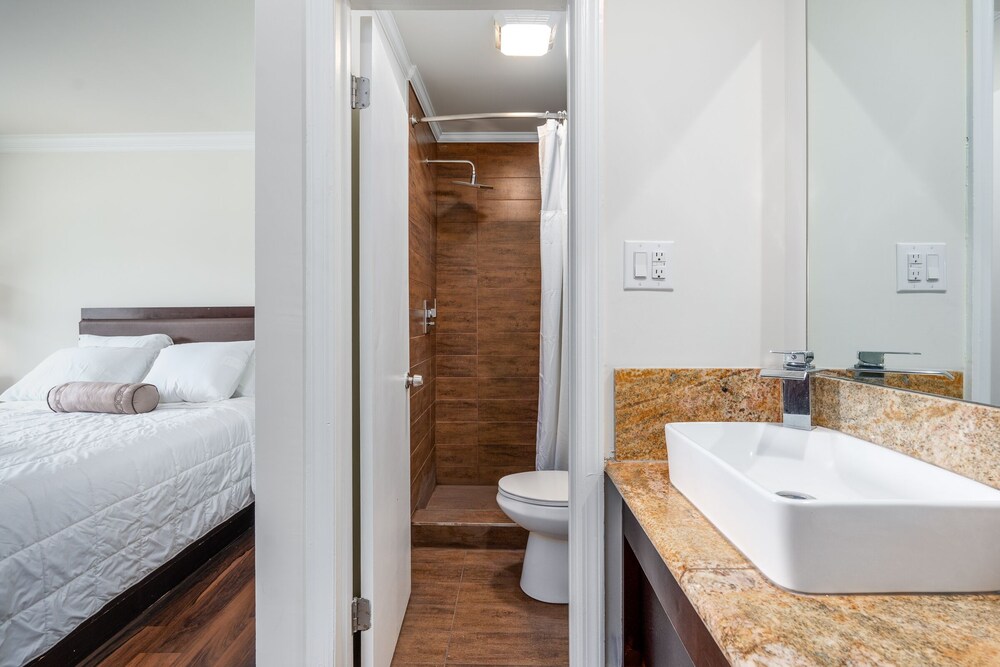 Crewe Boutique Inn - photo 21