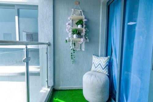 Modern & Chic 1BRM w heated pool lounge and Gym