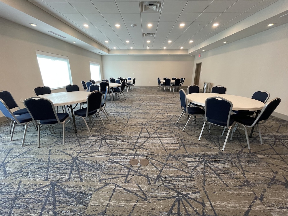Holiday Inn Express & Suites Ft. Smith Airport by IHG - photo 42