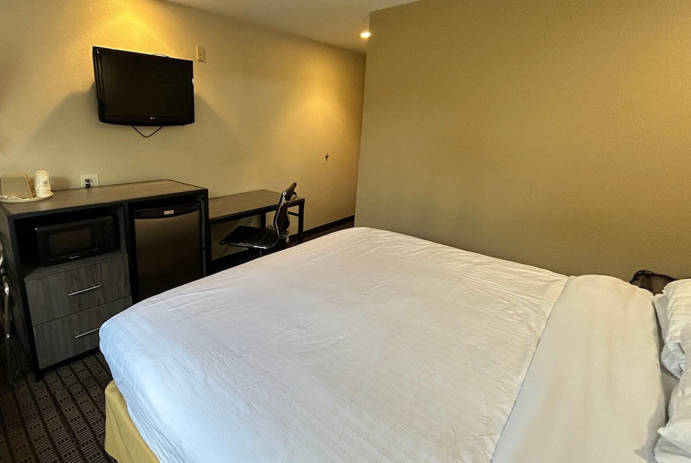 Travelodge by Wyndham Arlington Dallas Area - photo 13