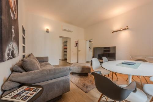 EasyTopStay Moscova Elegant Apartment — 4-Star Luxury Hotel in Milan, Italy
