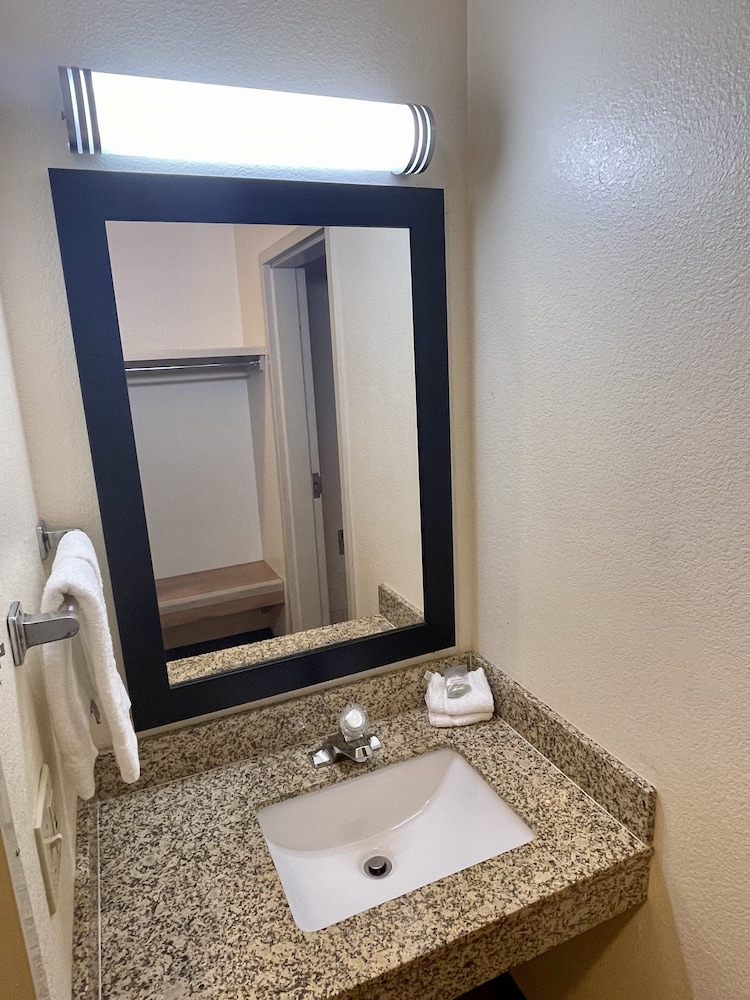 Red Roof Inn Clyde - photo 11
