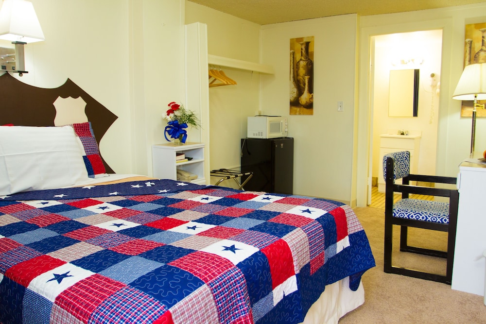 Brad's Desert Inn - photo 5