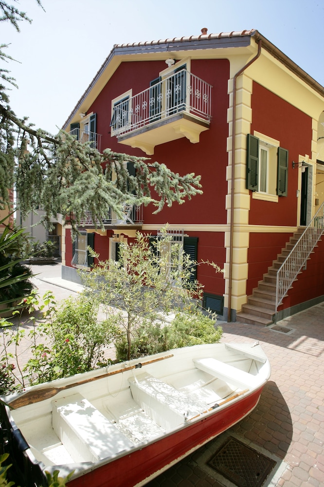 Appartamenti In Piazzetta — 4-Star Luxury Hotel in Deiva Marina, Italy