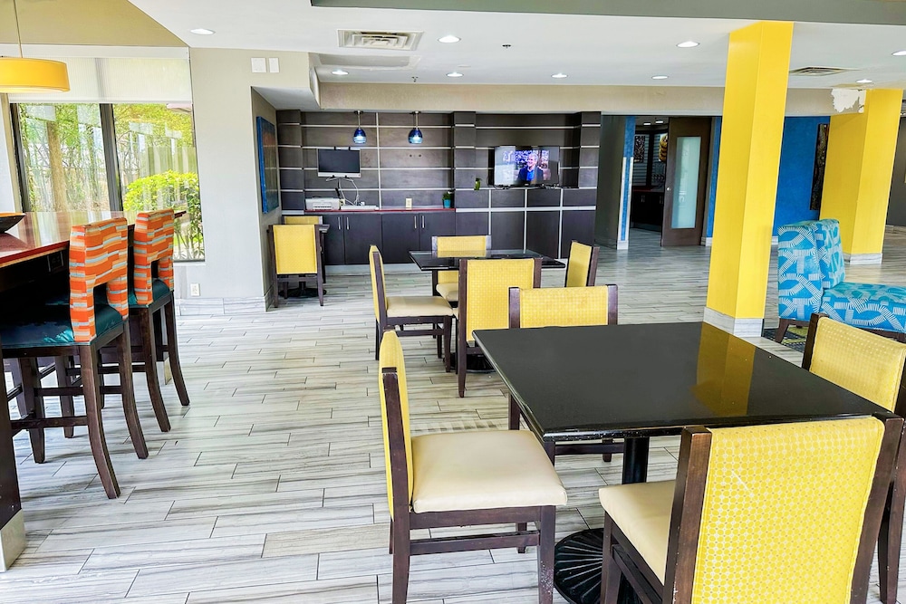 La Quinta Inn & Suites by Wyndham Jackson North - photo 4