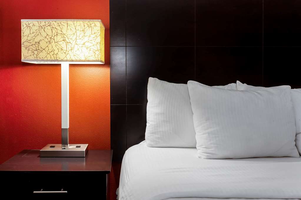 La Quinta Inn & Suites by Wyndham Milwaukee Bayshore Area - photo 8