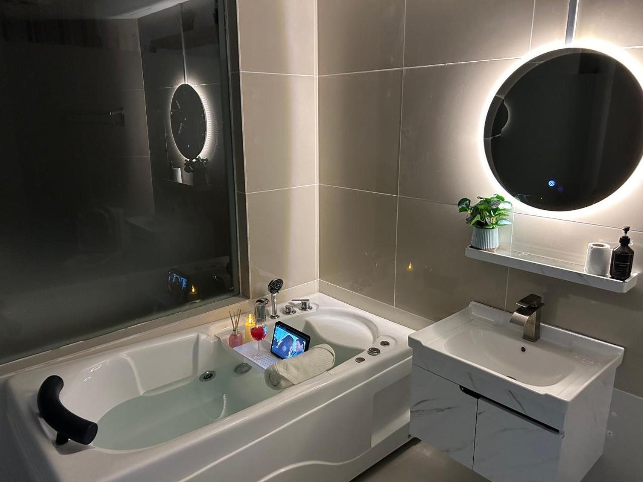 Relaxing Muji Retreat with Jacuzzi Retro Games MRT — 5-Star Luxury Hotel in Kuala Lumpur, Malaysia