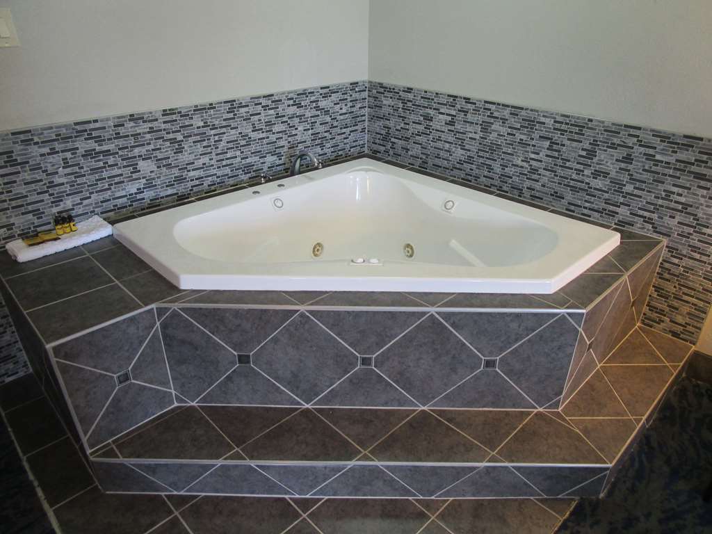 Best Western Plus Bloomington East Hotel - photo 11
