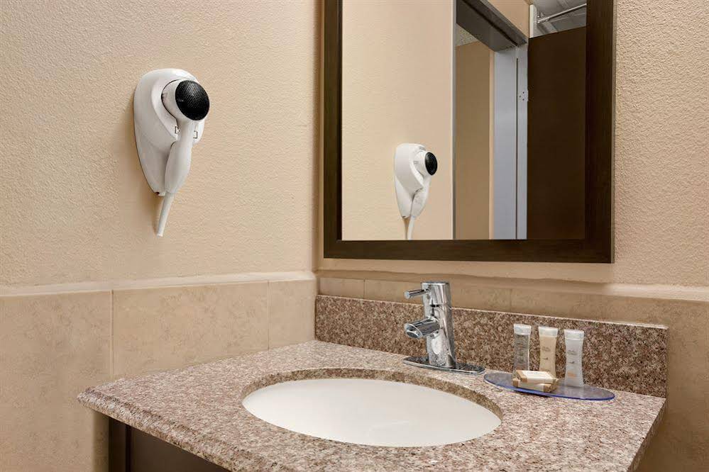 University Inn Austin North - photo 11