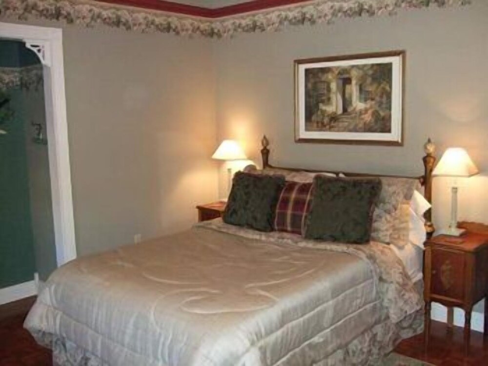 The Iron Gate Inn - photo 9