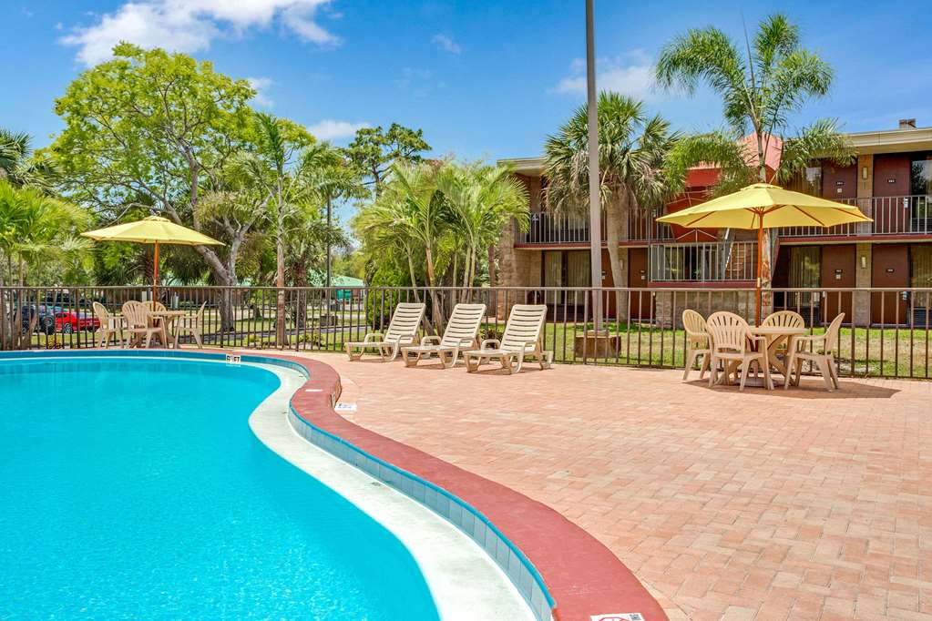 Days Inn by Wyndham Bradenton Near the Gulf - photo 7
