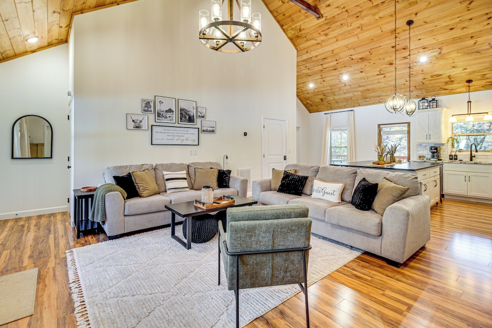 Ellijay Home 4 Mi to Dtwn: Hot Tub & Resort Perks in Ellijay, United States