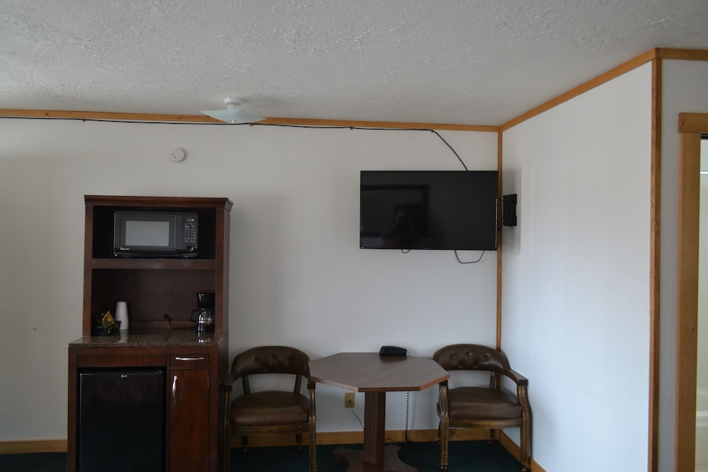 The Village Inn Motel and Restaurant - photo 14