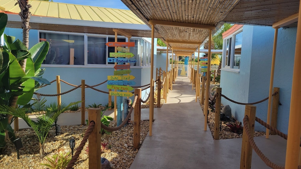 Kon Tiki Inn - photo 49