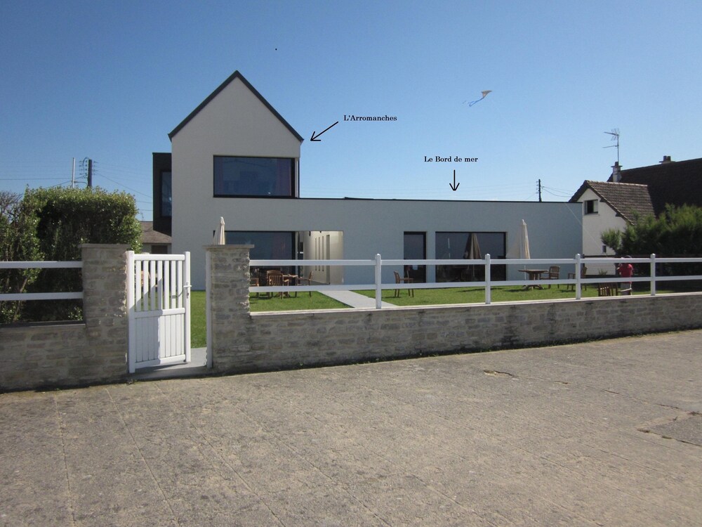 Gîte Arromanches Bord de Mer PMR — 4-Star Luxury Hotel in Bron, France