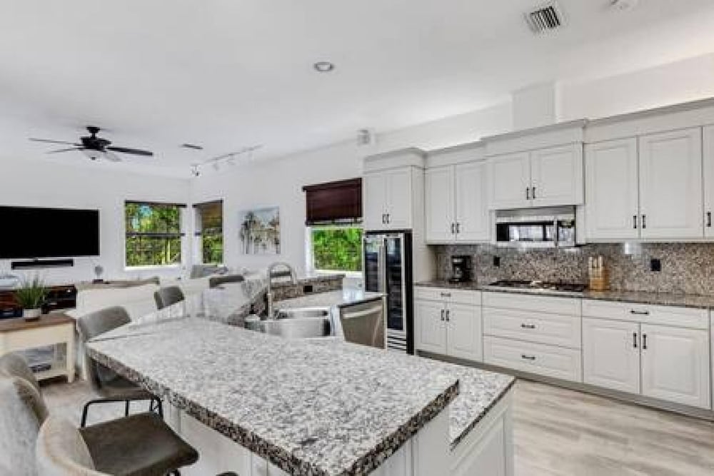 Siesta Key Marvel Pool SPA Deeded Beach Access - photo 12