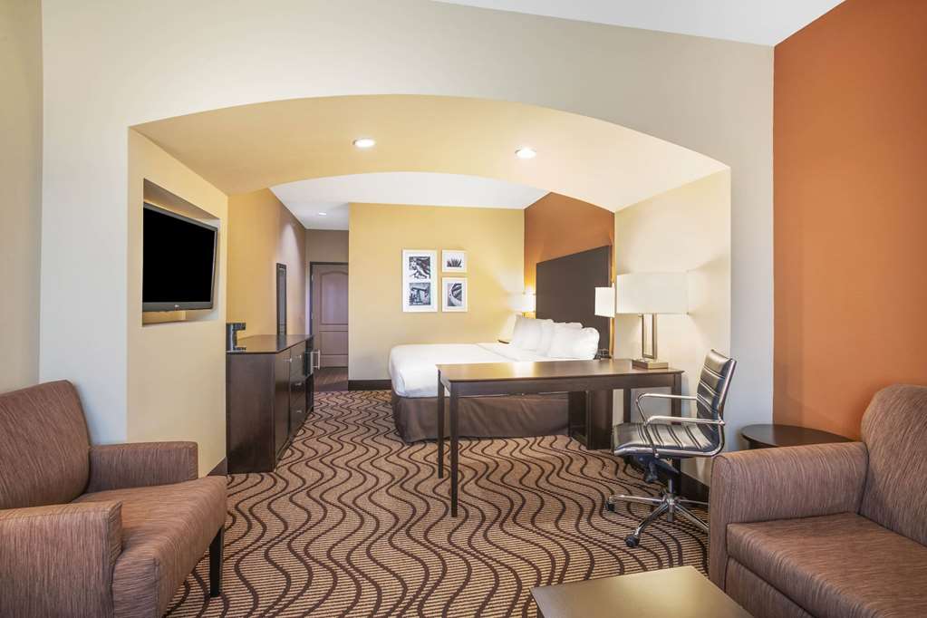 La Quinta Inn & Suites by Wyndham Beeville - photo 21