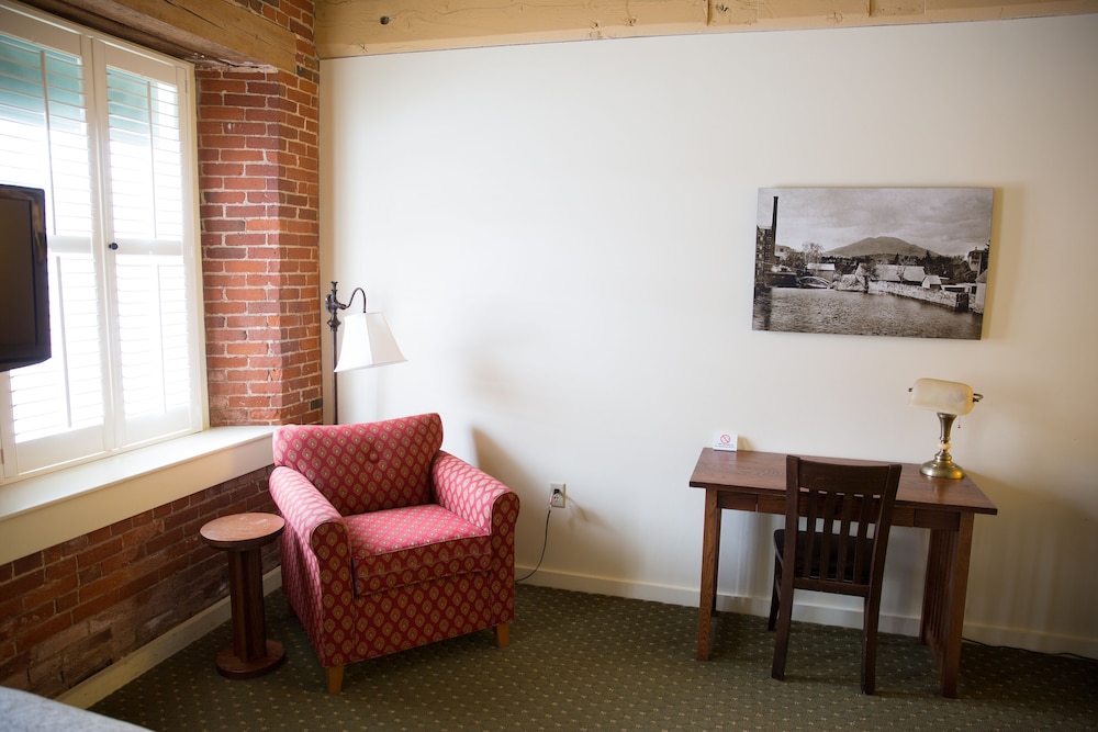 The Common Man Inn & Restaurant - photo 29