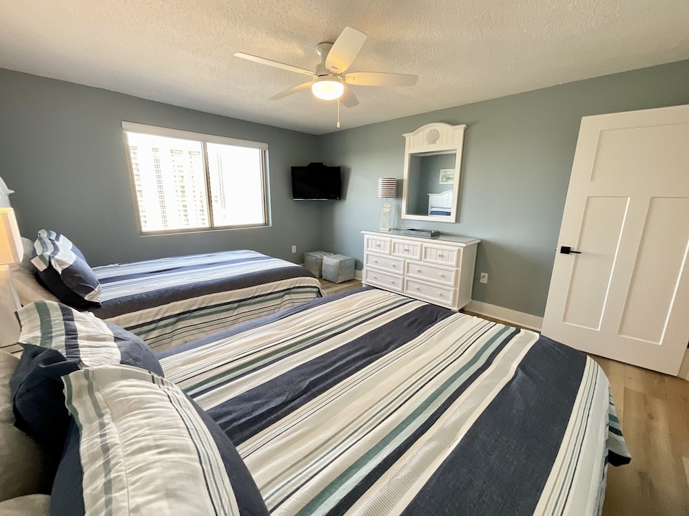 1003 Brighton Fully Remodeled And Access To Resort Amenities 2 Bedroom Condo - photo 5