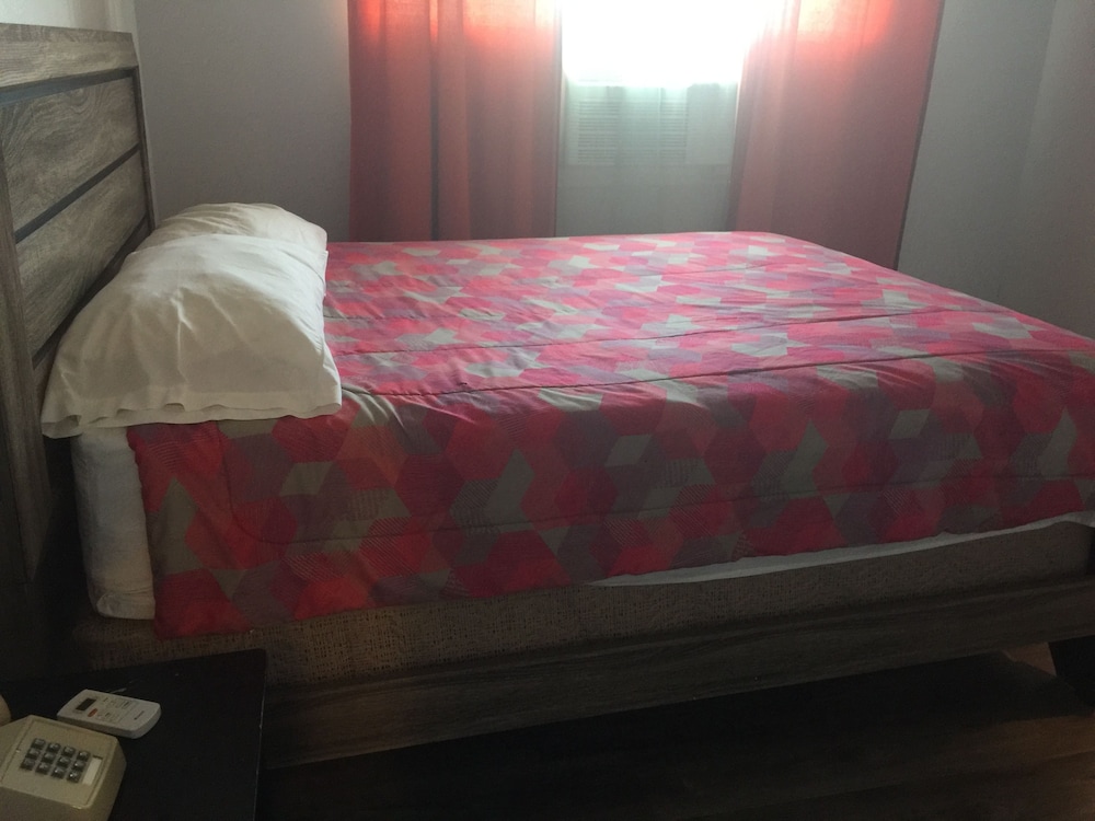 Tradewinds Airport Hotel - photo 17